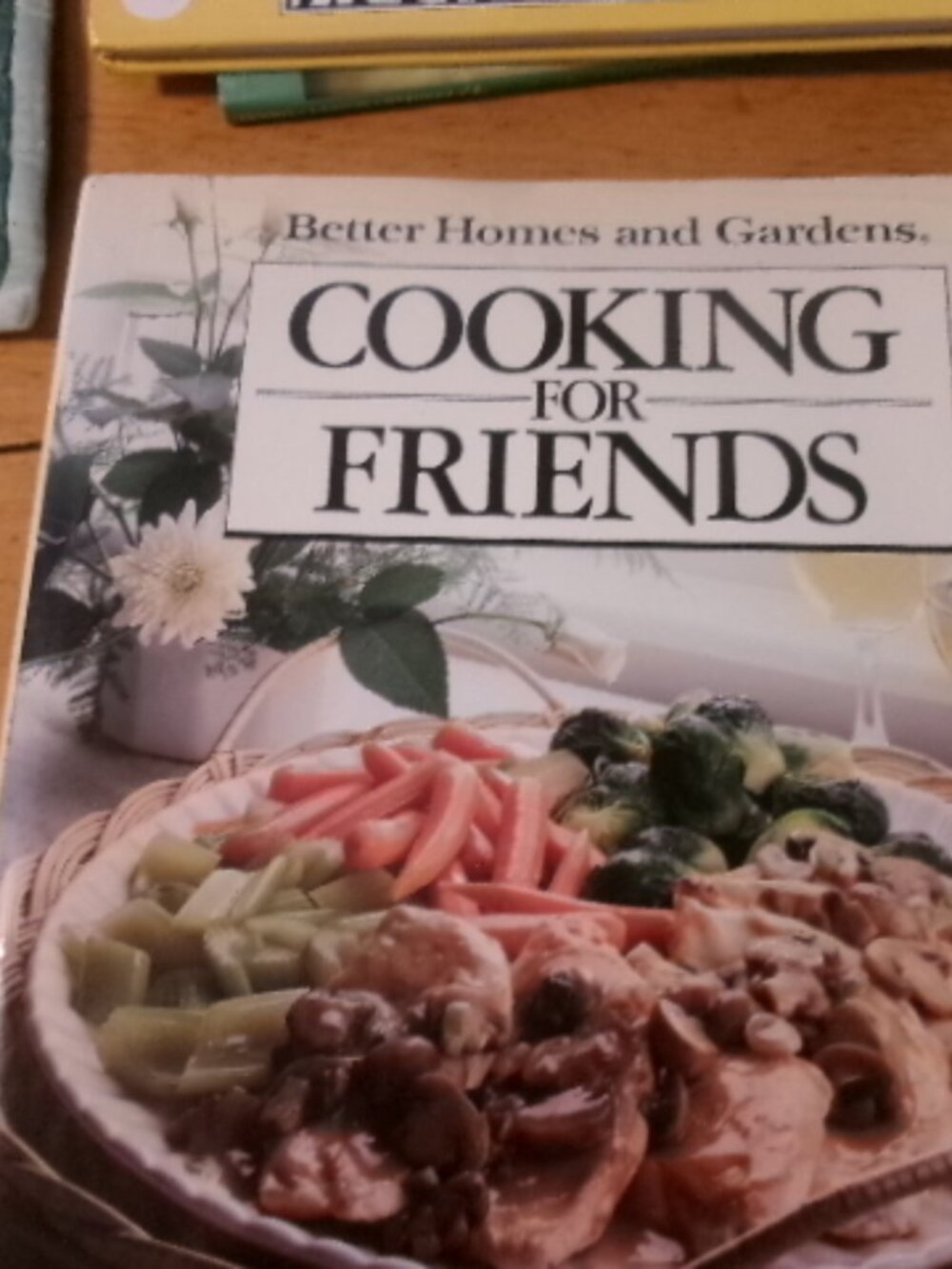 Vtg better homes and gardens 1984 mint cookbook Cooking for friends